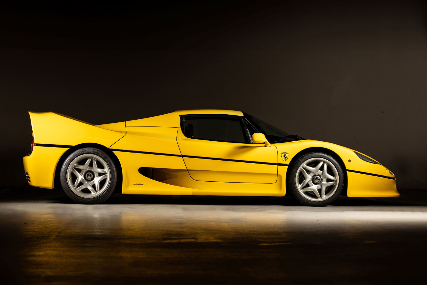 profil latéral d'une Ferrari F50 jaune
