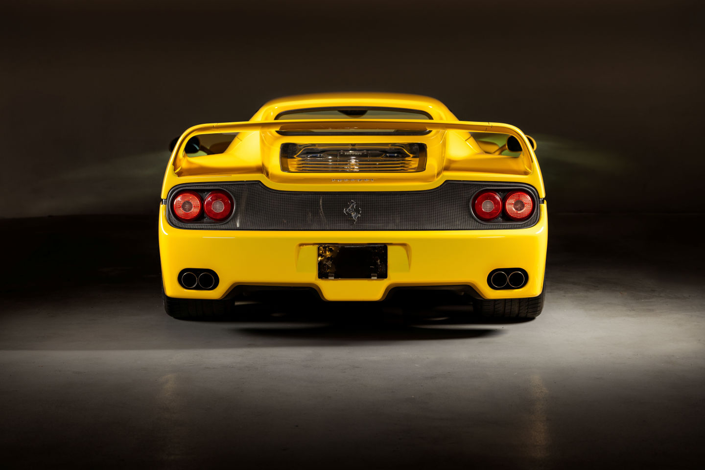 arrière d'une Ferrari F50 jaune