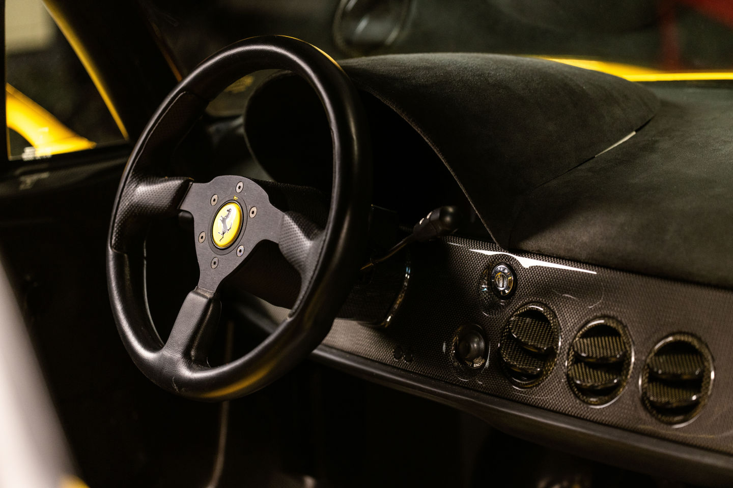 tableau de bord d'une Ferrari F50 jaune