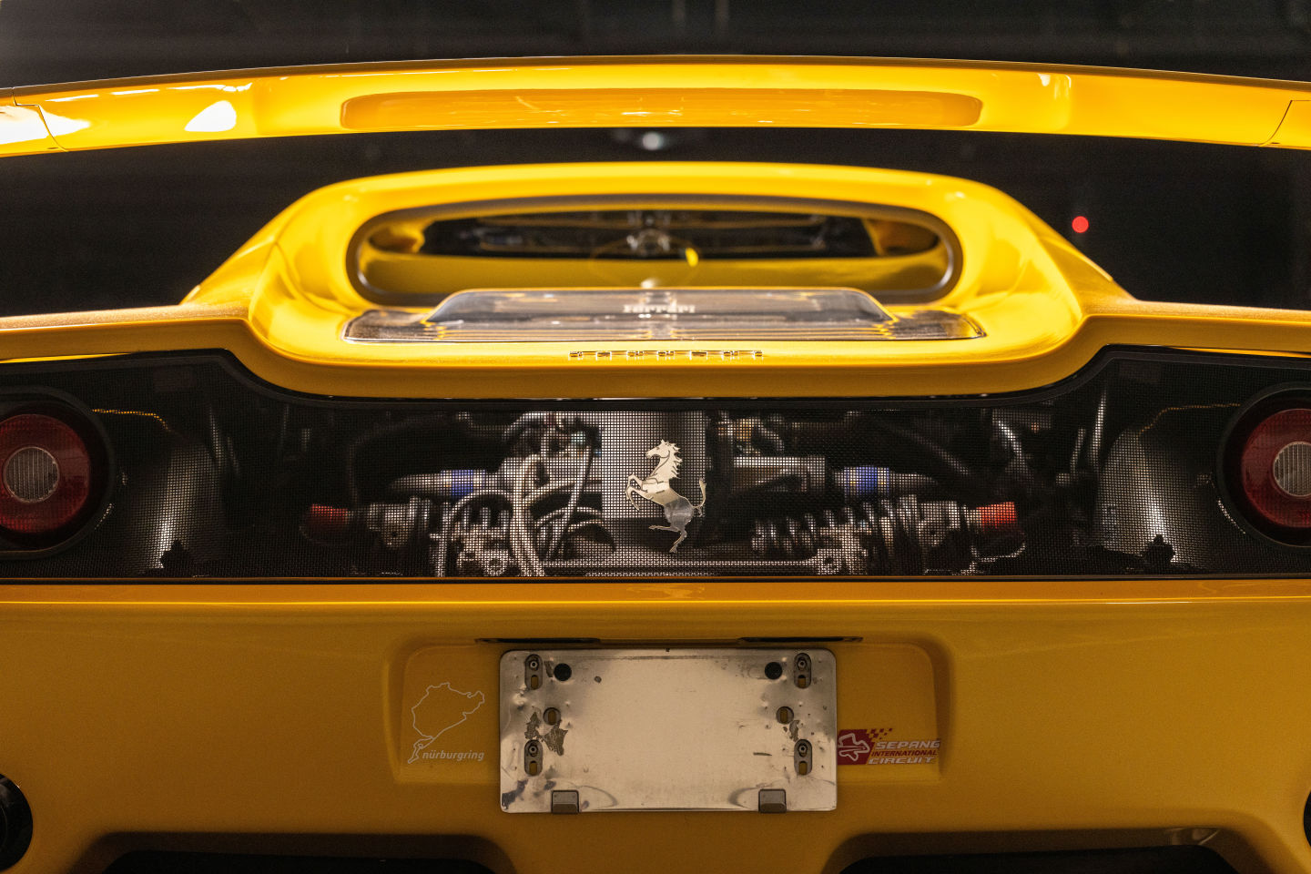 vue arrière d'une Ferrari F50 jaune