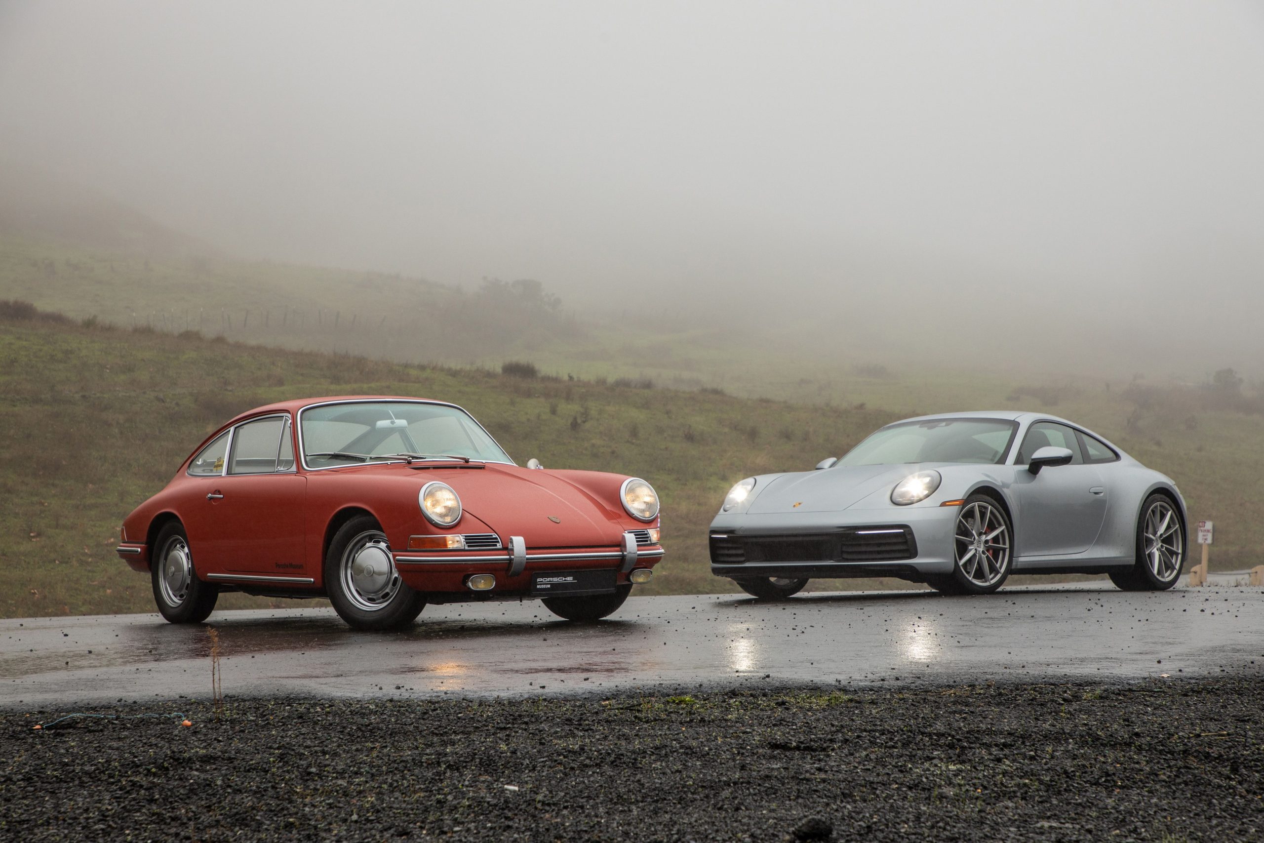 image inclinée de face montrant une Porsche 901 rouge de 1964 et une Porsche 911 2020
