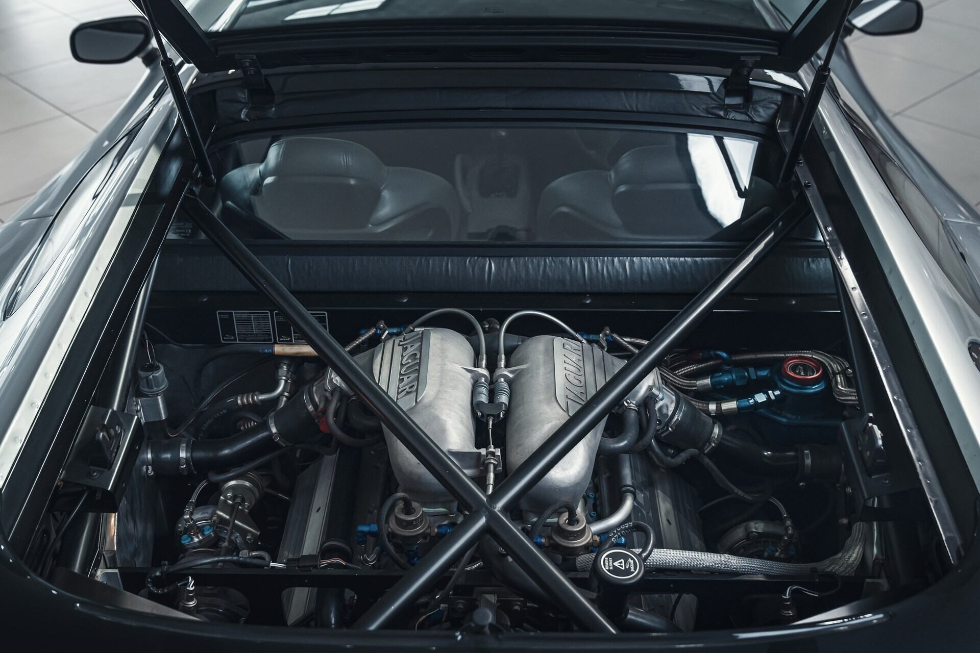 Compartiment moteur d'une Jaguar XJ220 1993 argentée