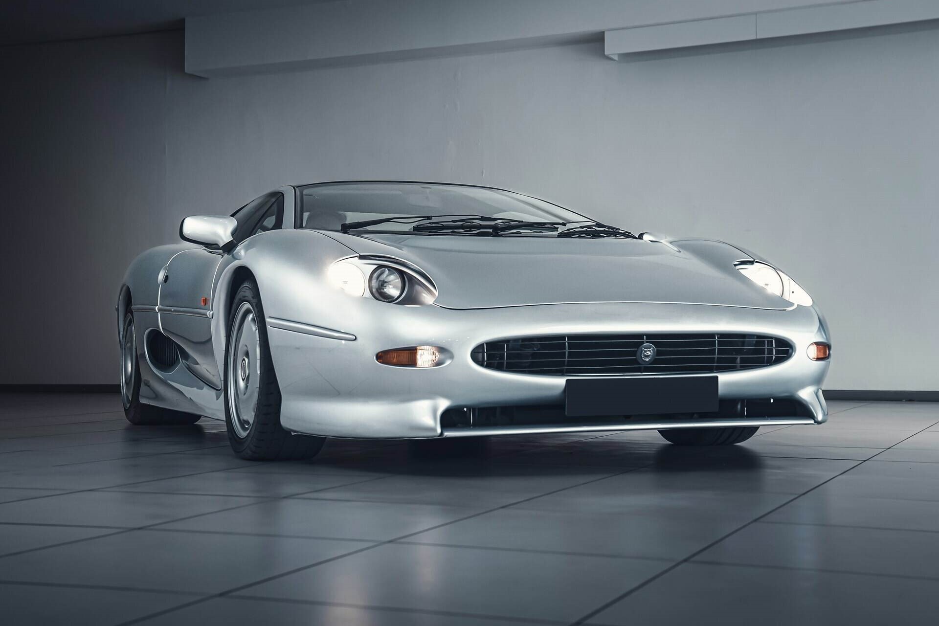 Front angled image of a silver 1993 Jaguar XJ220