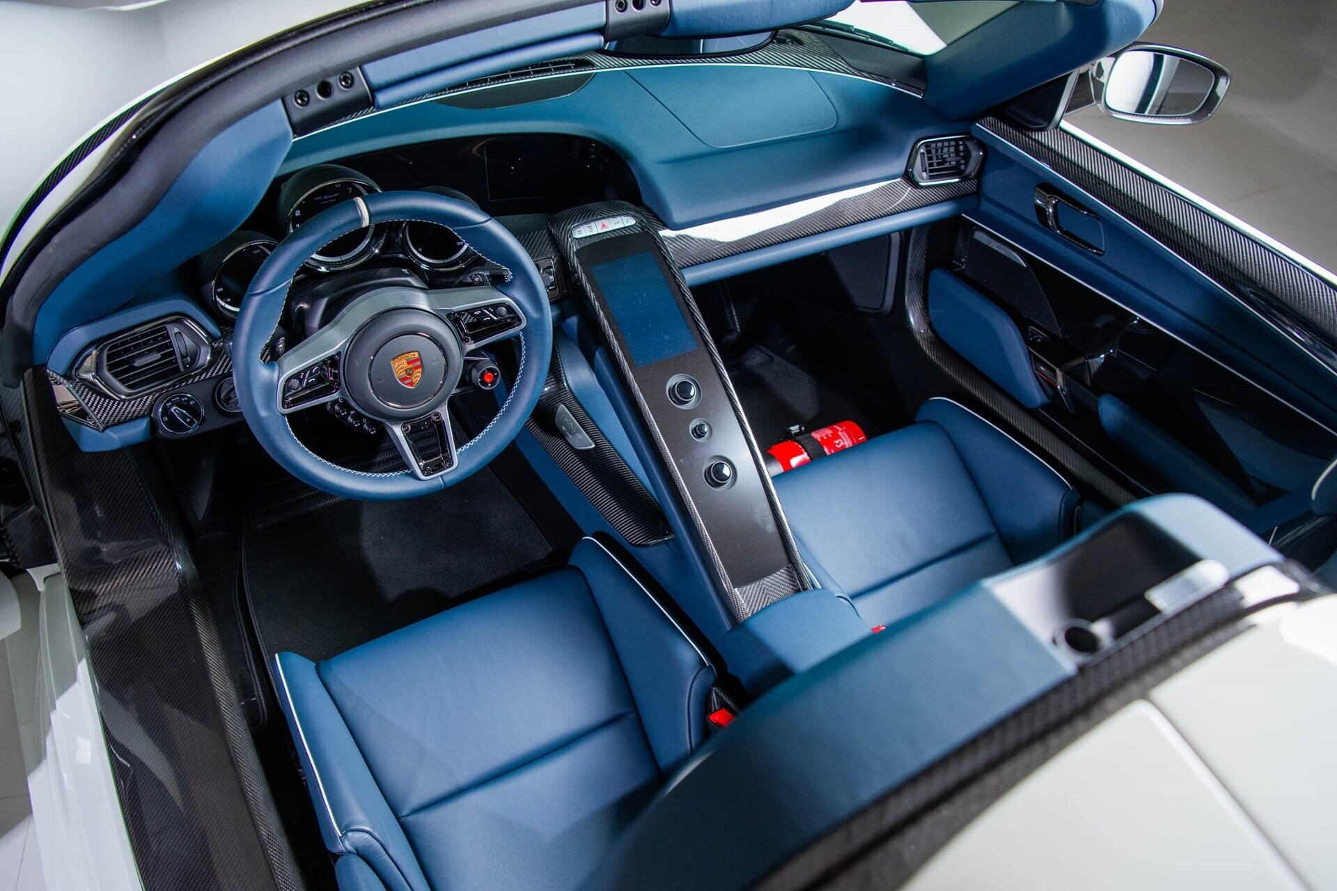 Intérieur d’une Porsche 918 Spyder 2015 blanche