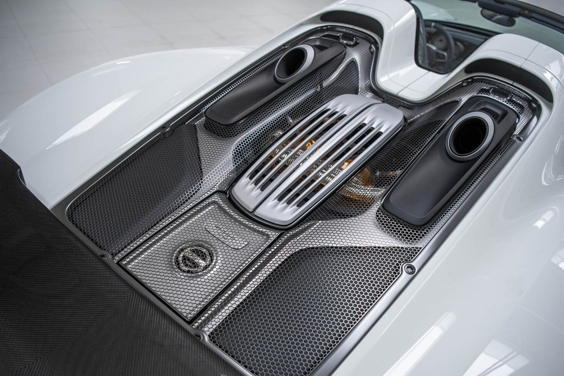 Image montrant l'échappement monté sur le dessus d'une Porsche 918 Spyder 2015 blanche