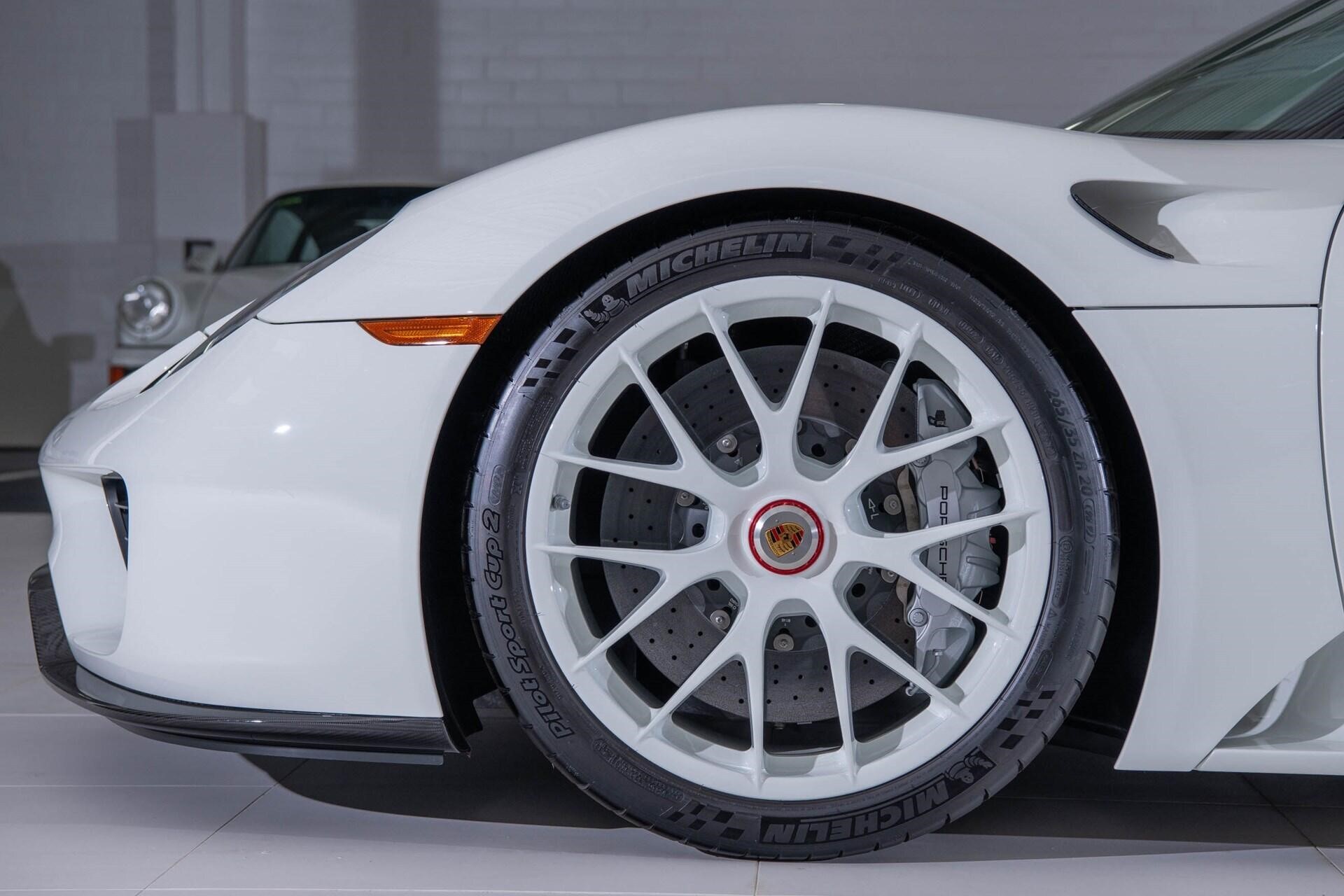 Image en gros plan d’une roue en magnésium blanc d’une Porsche 918 Spyder 2015 blanche