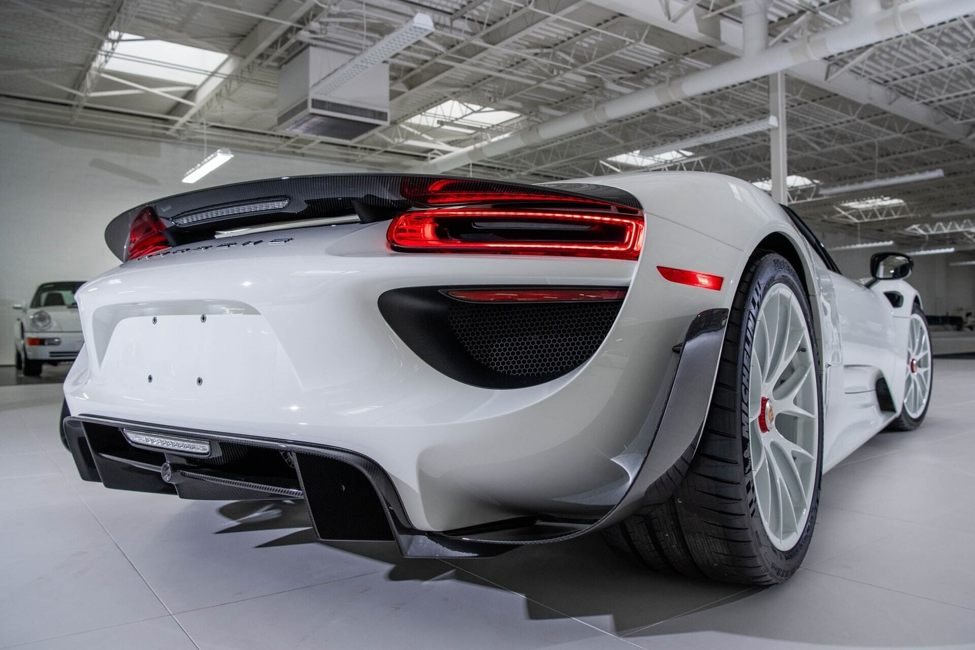 Vue arrière d'une Porsche 918 Spyder 2015 blanche