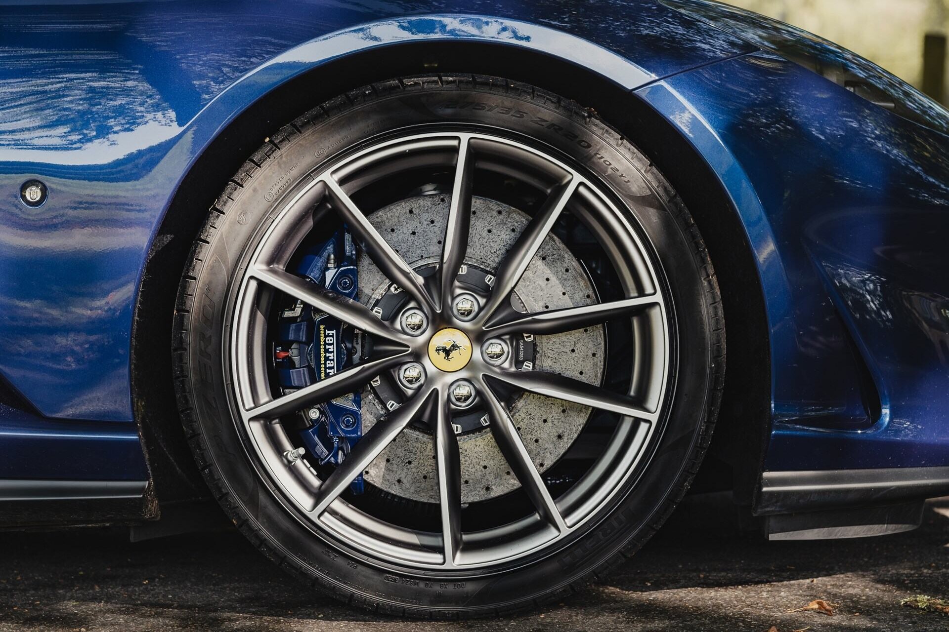 Image showing 20-inch dark forged wheels and blue brake calliper of a blue 2020 Ferrari 812 GTS