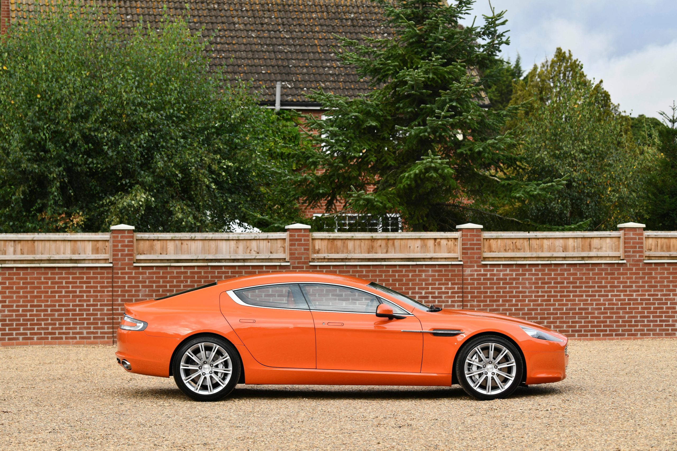 Profil latéral d'une Aston Martin Rapide