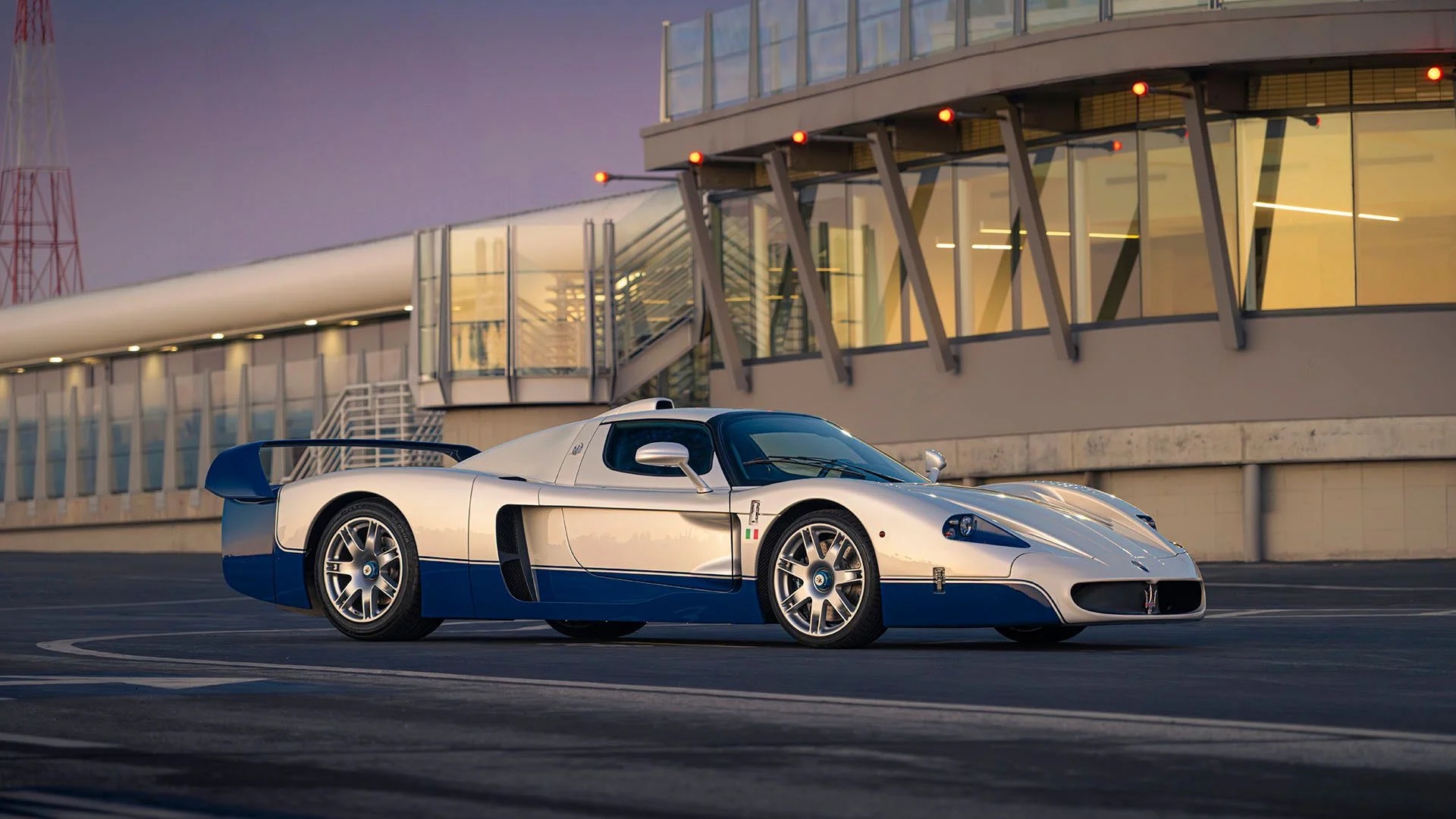 テスタ　マッタ　2005 2005-maserati-mc12-stradale.jpg