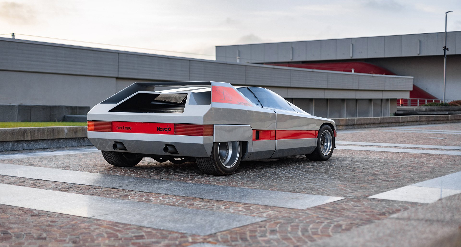 Three-quarter rear view of a 1976 Alfa Romeo 33 Bertone Navajo