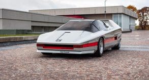 Three-quarter front view of a 1976 Alfa Romeo 33 Bertone Navajo