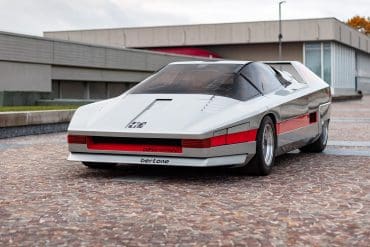 Three-quarter front view of a 1976 Alfa Romeo 33 Bertone Navajo