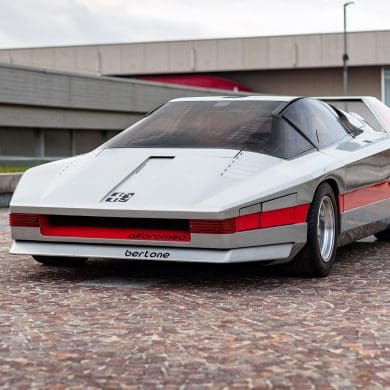 Three-quarter front view of a 1976 Alfa Romeo 33 Bertone Navajo