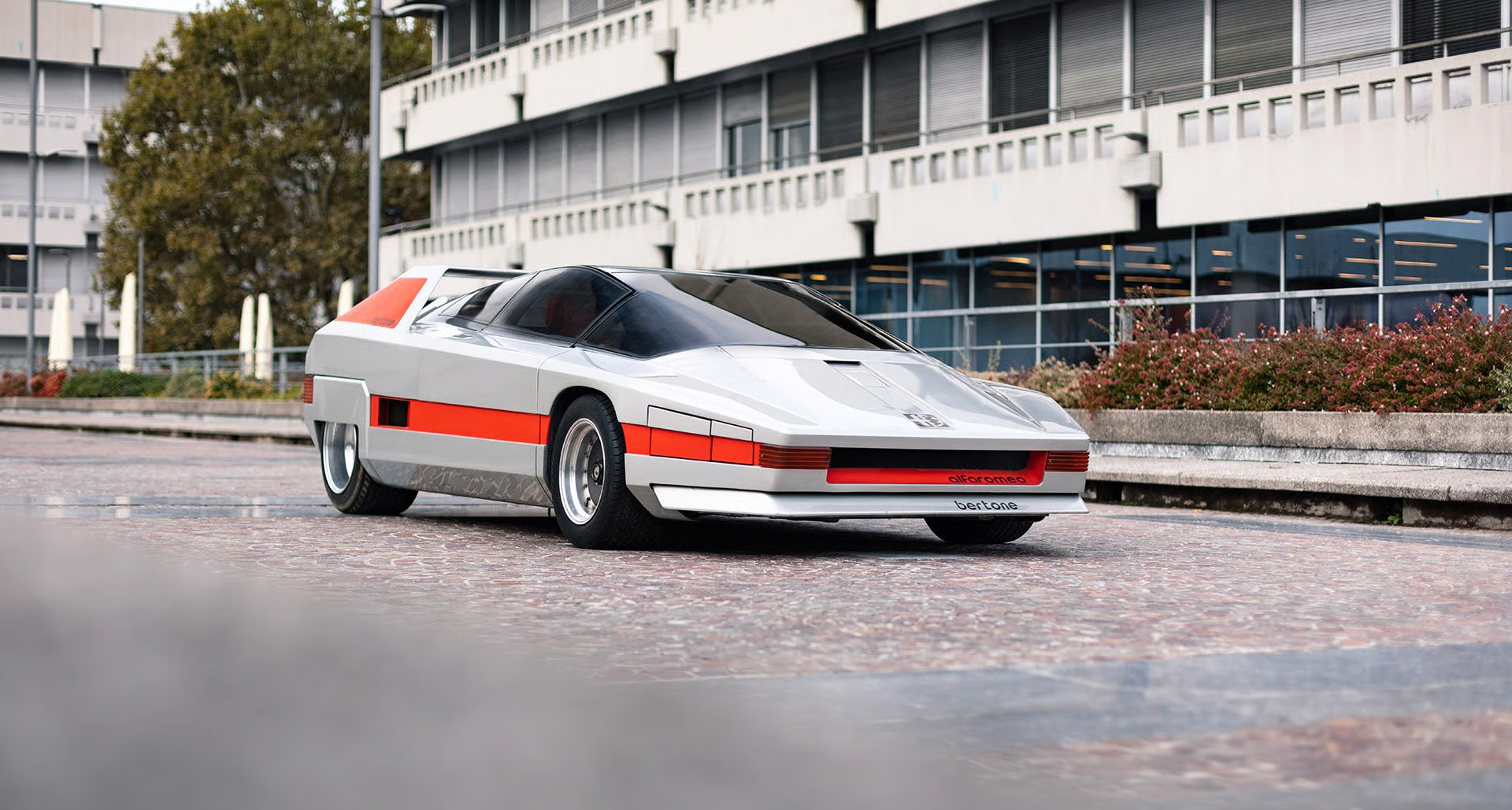 Three-quarter side view of a 1976 Alfa Romeo 33 Bertone Navajo