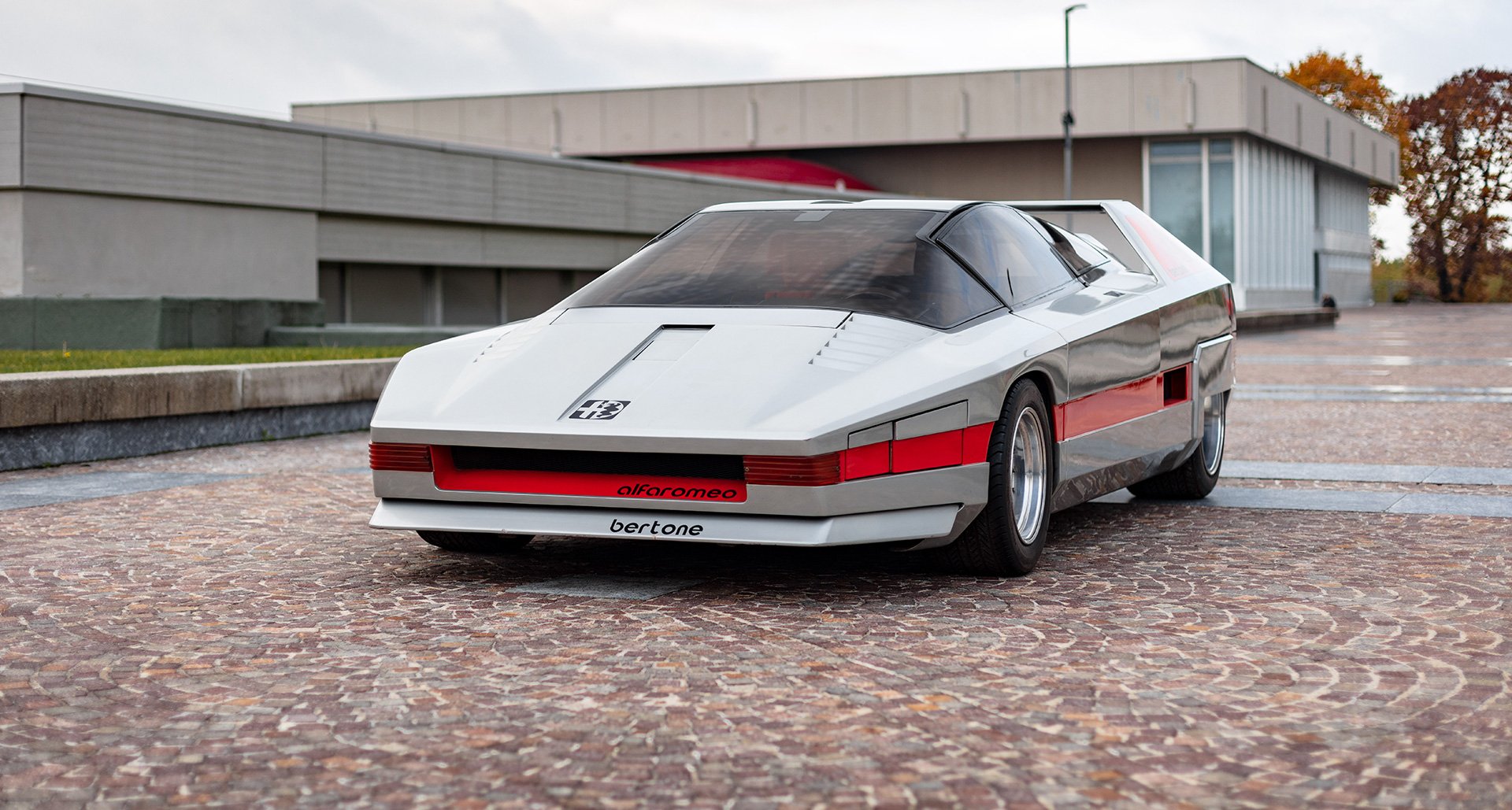 Alfa_Romeo_33_Bertone_Navajo.jpg