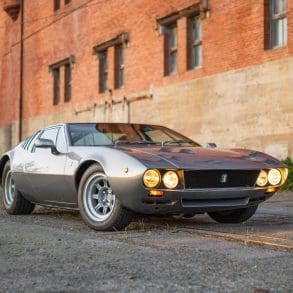Three-quarter front view of a 1969 gray De Tomaso Mangusta