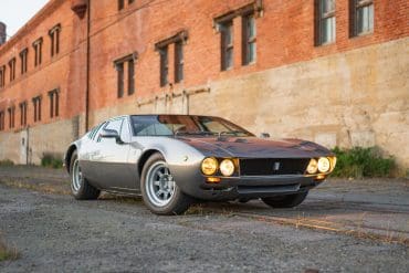 Three-quarter front view of a 1969 gray De Tomaso Mangusta