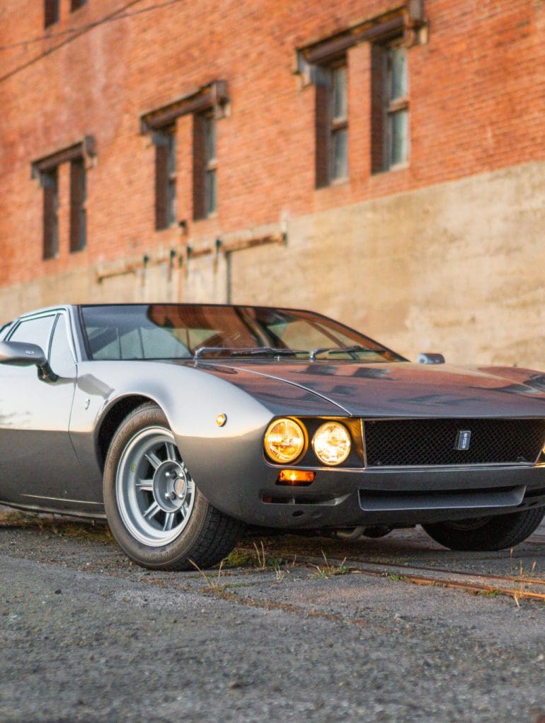 Three-quarter front view of a 1969 gray De Tomaso Mangusta